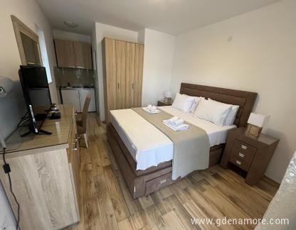 Apartments Vico 65, , private accommodation in city Igalo, Montenegro - IMG-6ff16e8cc3426d6e2bc948124c0daba3-V