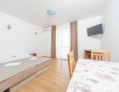Apartmani "Tri Ribara", Kuca Milanka,apartman 4, privatni smeštaj u mestu Rafailovići, Crna Gora - 098A7236