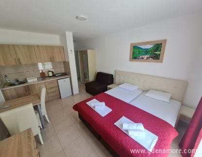 Apartmaji Val Sutomore, zasebne nastanitve v mestu Sutomore, Črna gora - 0-02-05-5e0d1f3842374450bd932b26ebe05f4318824d91b2