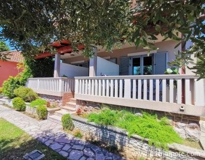 Vila Jadranka, privatni smeštaj u mestu Baošići, Crna Gora