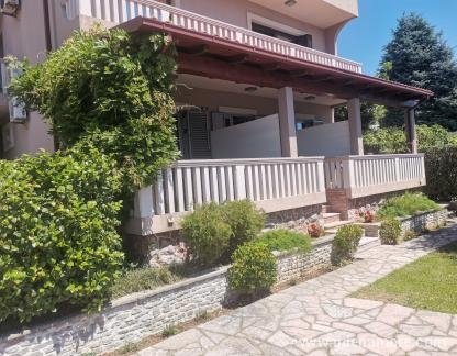Vila Jadranka, zasebne nastanitve v mestu Baošići, Črna gora - Terasa 