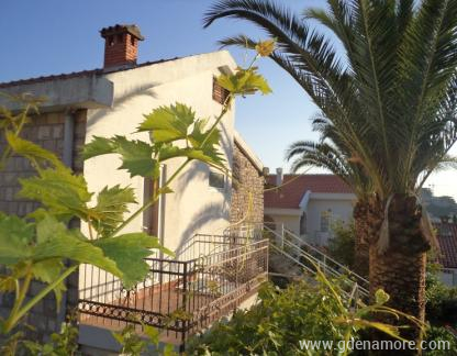 Oaza u kamenu, privatni sme&scaron;taj u mestu Bečići, Crna Gora