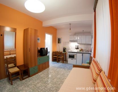 SEAVIEW Apartment-Hotel, logement privé à Nea Potidea, Gr&egrave;ce - Livingroom with kitchen