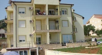 APARTMENTS & # 34; LUKA & # 34;, private accommodation in city Tkon, Croatia