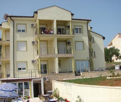 АПАРТАМЕНТИ & # 34; ЛУКА & # 34;, частни квартири в града Tkon, Хърватия
