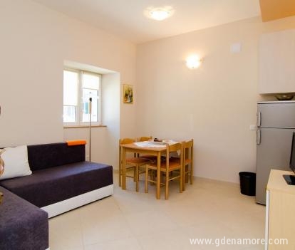 Apartamento de dos dormitorios, alojamiento privado, Split, centro, alojamiento privado en Split, Croacia