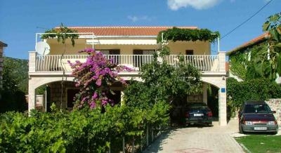 Apartments Cicak first row to the sea, private accommodation in city Vinišće, Croatia