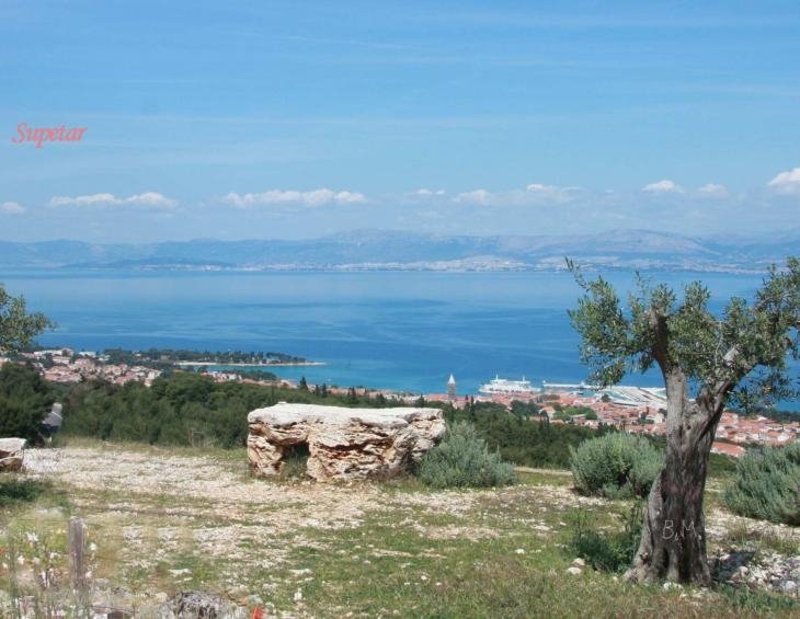 Panorama grada Supetra