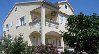 Apartments & # 34; Đuzelovi dvori & # 34;, private accommodation in city Vodice, Croatia