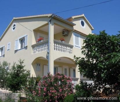 Апартаменти & # 34; Джузелови двори & # 34;, частни квартири в града Vodice, Хърватия