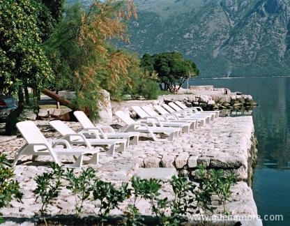 Old Mariner apartmani, Privatunterkunft im Ort Prčanj, Montenegro - Na suncu