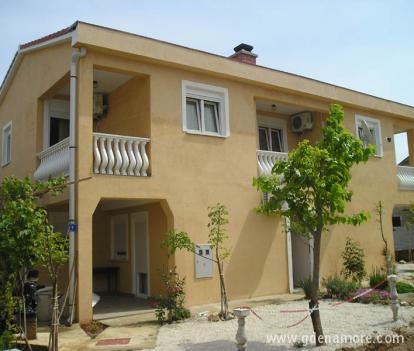 Апартаменти Катарина, частни квартири в града Vir, Хърватия