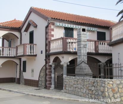 Appartamenti Liljana Ledinko, alloggi privati a Privlaka, Croazia