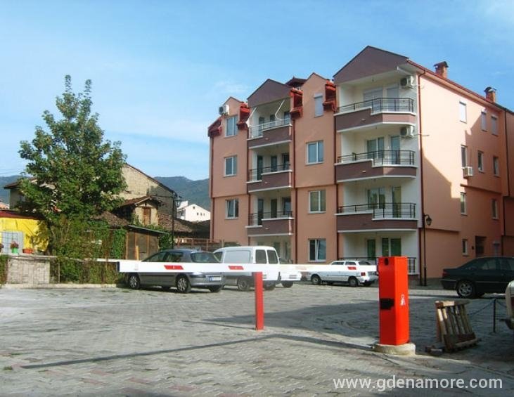 zgrada i parking