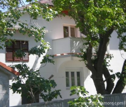 Apartma in sobe, zasebne nastanitve v mestu Rab, Hrvaška