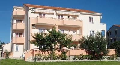 Apartmaji Meri - Novalja, zasebne nastanitve v mestu Novalja, Hrvaška