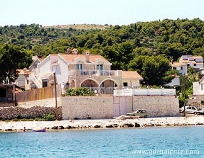 Bonačica dvori, AP 1 zeleni, alloggi privati a Čiovo, Croazia - Pogled na kuću iz mora
