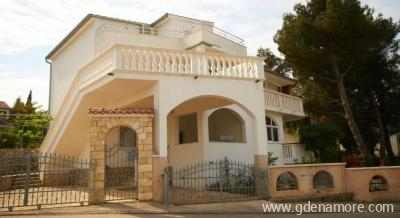 Appartamenti_Anamarija, alloggi privati a Murter, Croazia