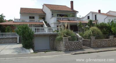 Grands appartements joliment d&eacute;cor&eacute;s &agrave; 300 m de la mer, logement priv&eacute; &agrave; KRK-Njivice, Croatie