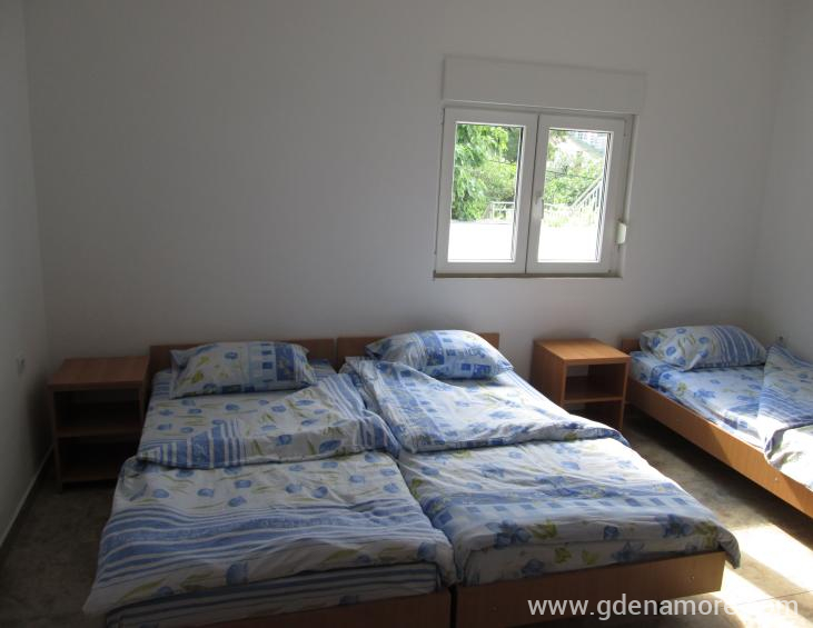 TROKREVETNA SOBA SA POGLEDOM NA TERASU I ZELENILO