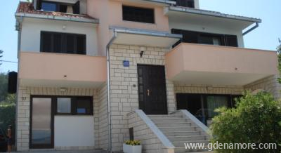 Villa "Iva", Apartamentos 1&ordf; l&iacute;nea de mar, alojamiento privado en Trogir, Croacia