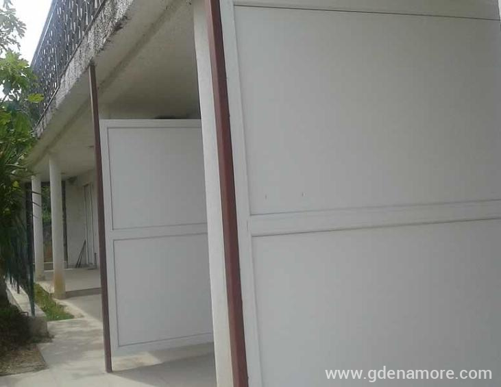 Pogled prema ulici iz 1 b apartmana