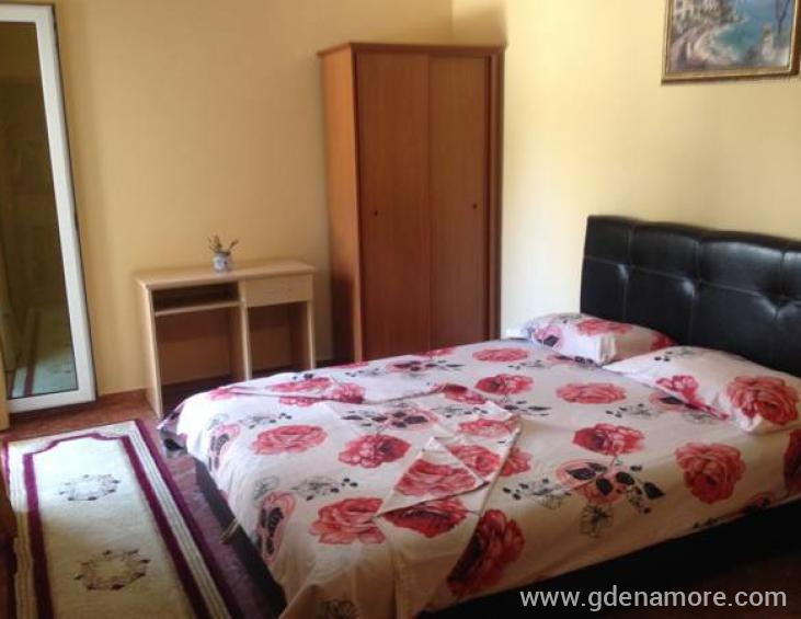 Dvokrevetna soba sa bracnim krevetom