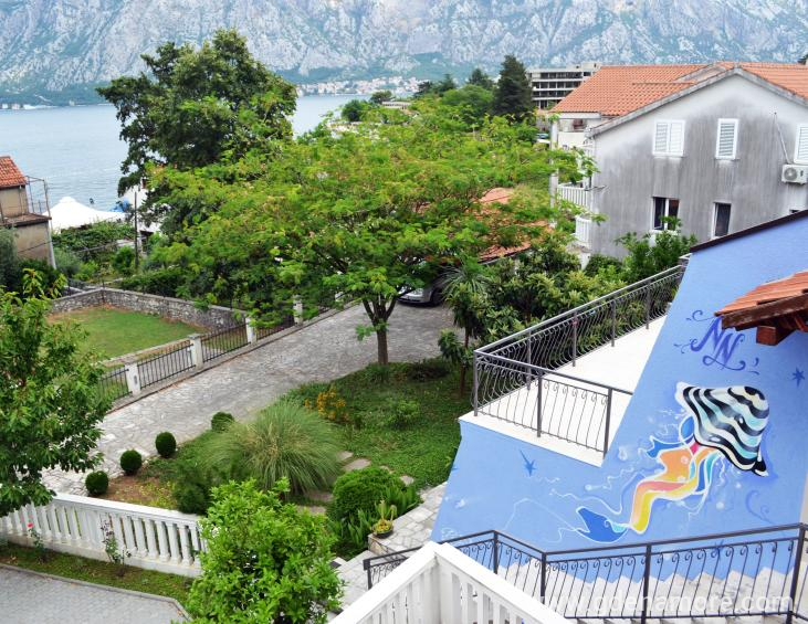 Pogled na kuću i bastu