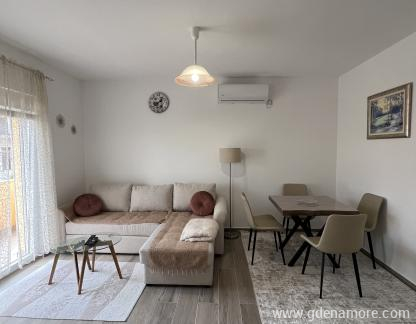 Jednosoban stan , &epsilon;&nu;&omicron;&iota;&kappa;&iota;&alpha;&zeta;ό&mu;&epsilon;&nu;&alpha; &delta;&omega;&mu;ά&tau;&iota;&alpha; &sigma;&tau;&omicron; &mu;έ&rho;&omicron;&sigmaf; Tivat, Montenegro - IMG_0264