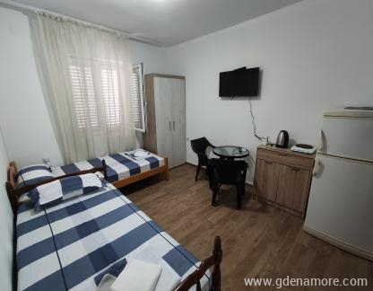 Tri Palme, alloggi privati a Bijela, Montenegro - 01