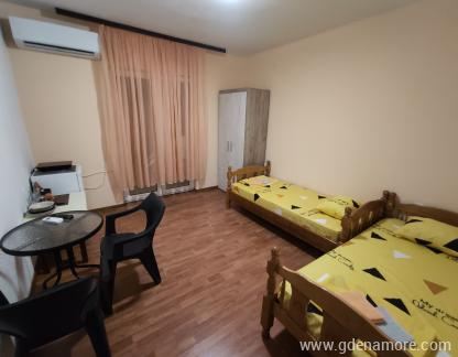 Tri Palme, alloggi privati a Bijela, Montenegro - 01