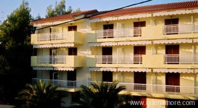 Parthenon, &epsilon;&nu;&omicron;&iota;&kappa;&iota;&alpha;&zeta;ό&mu;&epsilon;&nu;&alpha; &delta;&omega;&mu;ά&tau;&iota;&alpha; &sigma;&tau;&omicron; &mu;έ&rho;&omicron;&sigmaf; Neos Marmaras, Greece