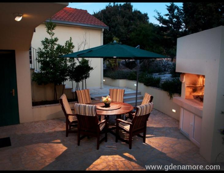 Outside Sitting Area witb BBQ