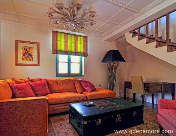 ONE BEDROOM KING SUITE (LIVING ROOM)