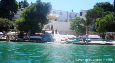 Къщата на капитаните, частни квартири в града Rogoznica, Хърватия