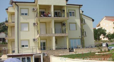 STANOVANJA & # 34; LUKA & # 34;, zasebne nastanitve v mestu Tkon, Hrva&scaron;ka