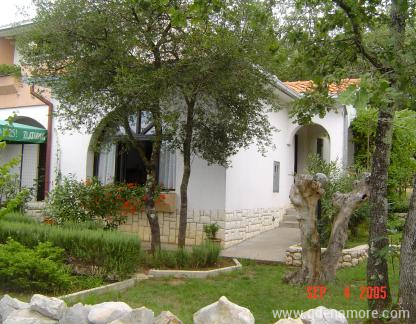 Apartmani Barbara, privatni sme&scaron;taj u mestu Krk Pinezići, Hrvatska - Kuća sa 4 apartmana