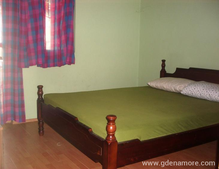 Spavaca soba sa bracnim krevetom