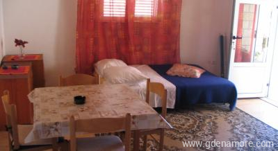 &Delta;&iota;&alpha;&mu;&epsilon;&rho;ί&sigma;&mu;&alpha;&tau;&alpha; &Phi;&iota;&lambda;ί&pi;&omicron;&beta;&iota;&tau;&sigmaf;, &epsilon;&nu;&omicron;&iota;&kappa;&iota;&alpha;&zeta;ό&mu;&epsilon;&nu;&alpha; &delta;&omega;&mu;ά&tau;&iota;&alpha; &sigma;&tau;&omicron; &mu;έ&rho;&omicron;&sigmaf; Makarska, Croatia