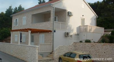 Villa Nela, alloggi privati a Postira, Croazia