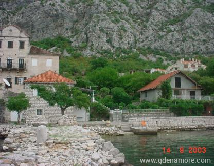 Apartmani u Dobroti, &epsilon;&nu;&omicron;&iota;&kappa;&iota;&alpha;&zeta;ό&mu;&epsilon;&nu;&alpha; &delta;&omega;&mu;ά&tau;&iota;&alpha; &sigma;&tau;&omicron; &mu;έ&rho;&omicron;&sigmaf; Dobrota, Montenegro - Obala sa pontom