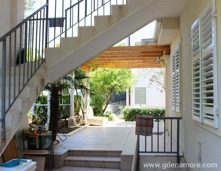 Prilaz sa zadnje strane kuce i stepenice ka apartm