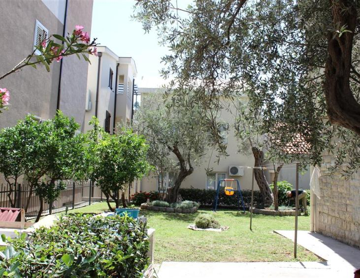 Bocna strana kuce i deo dvorista