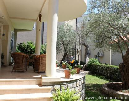 Apartmani Srzentic, &epsilon;&nu;&omicron;&iota;&kappa;&iota;&alpha;&zeta;ό&mu;&epsilon;&nu;&alpha; &delta;&omega;&mu;ά&tau;&iota;&alpha; &sigma;&tau;&omicron; &mu;έ&rho;&omicron;&sigmaf; Petrovac, Montenegro - Terasica u dvoristu