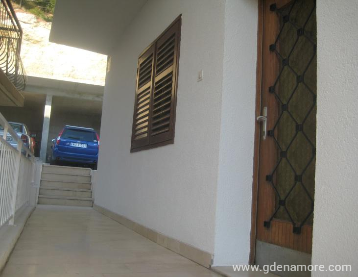 BOČNI ULAZ U AP1 ( 2+2 ) +1  I POGLED NA PARKING