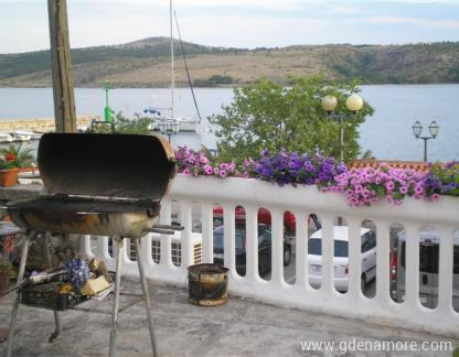 CHAMBRES ADRIA, logement priv&eacute; &agrave; Posedarje, Croatie - TERASA
